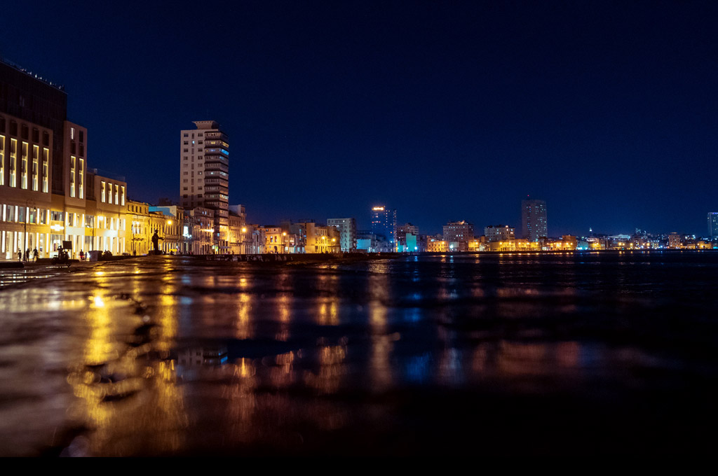 Late night walk on the Malecón