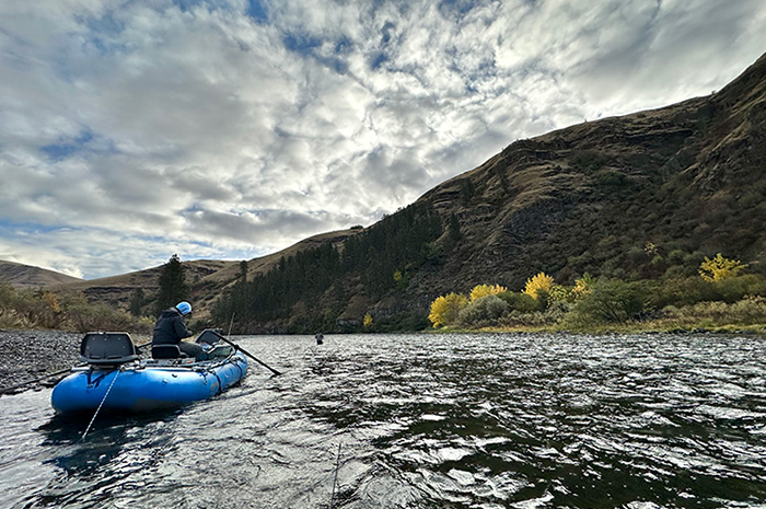 Silver Bow steelhead guide Kenyon re-rigging while clients swing the Grande Ronde River.